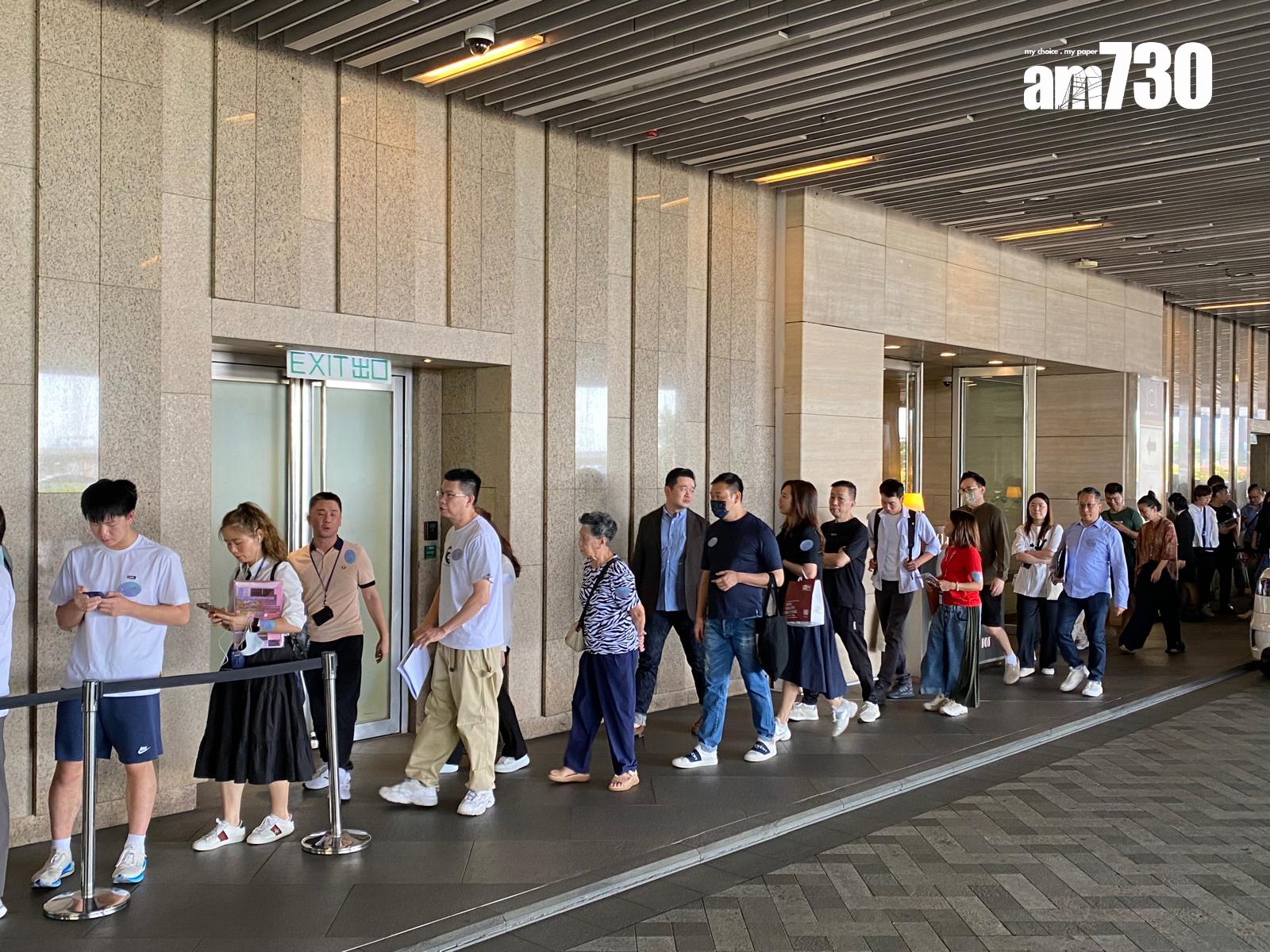 天璽.天於下午B組時段在九龍站ICC內的售樓處外大打蛇餅,輪候人龍更一度延伸至地下停車場位置。