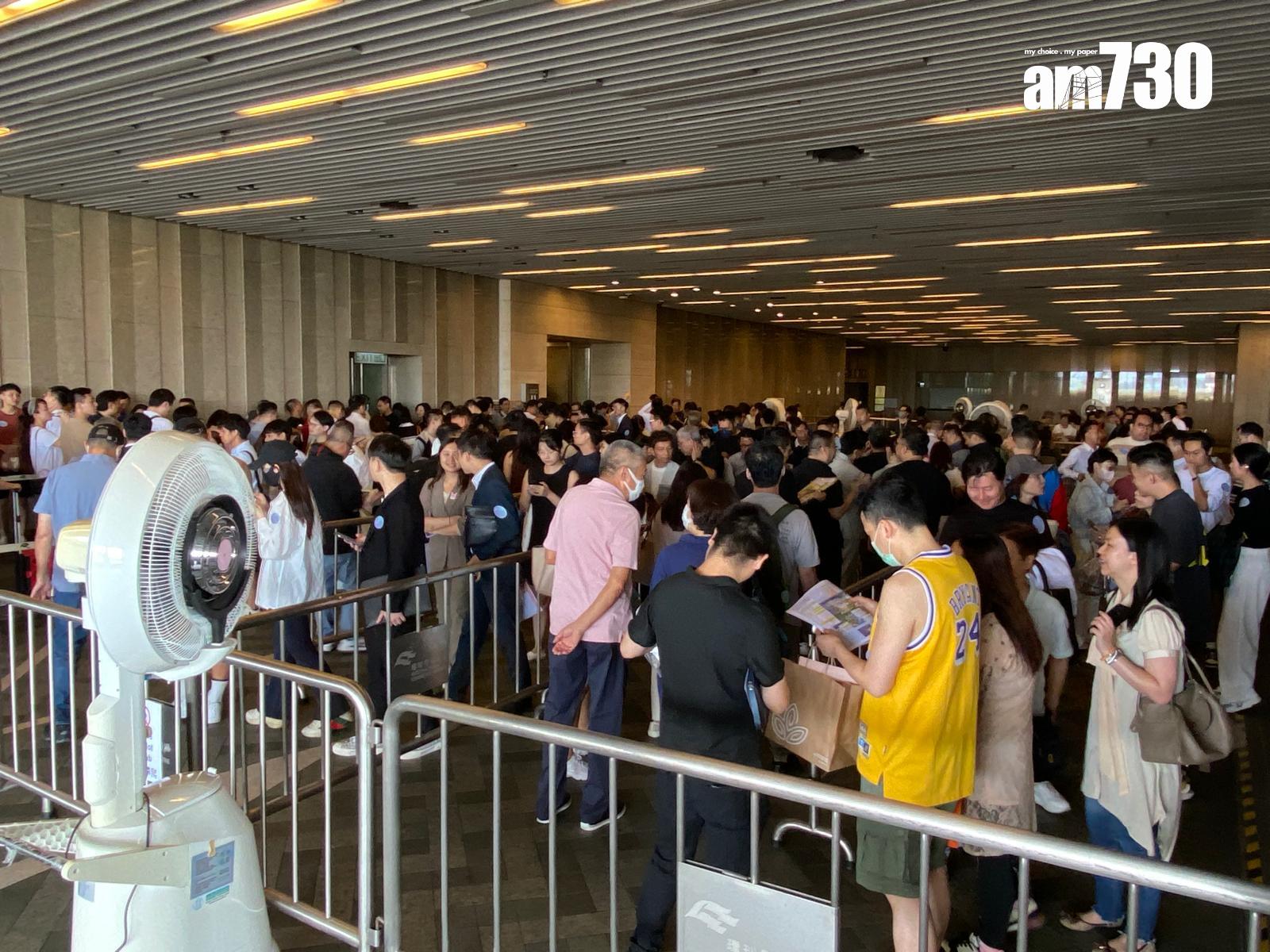 天璽.天於下午B組時段在九龍站ICC內的售樓處外大打蛇餅,輪候人龍更一度延伸至地下停車場位置。