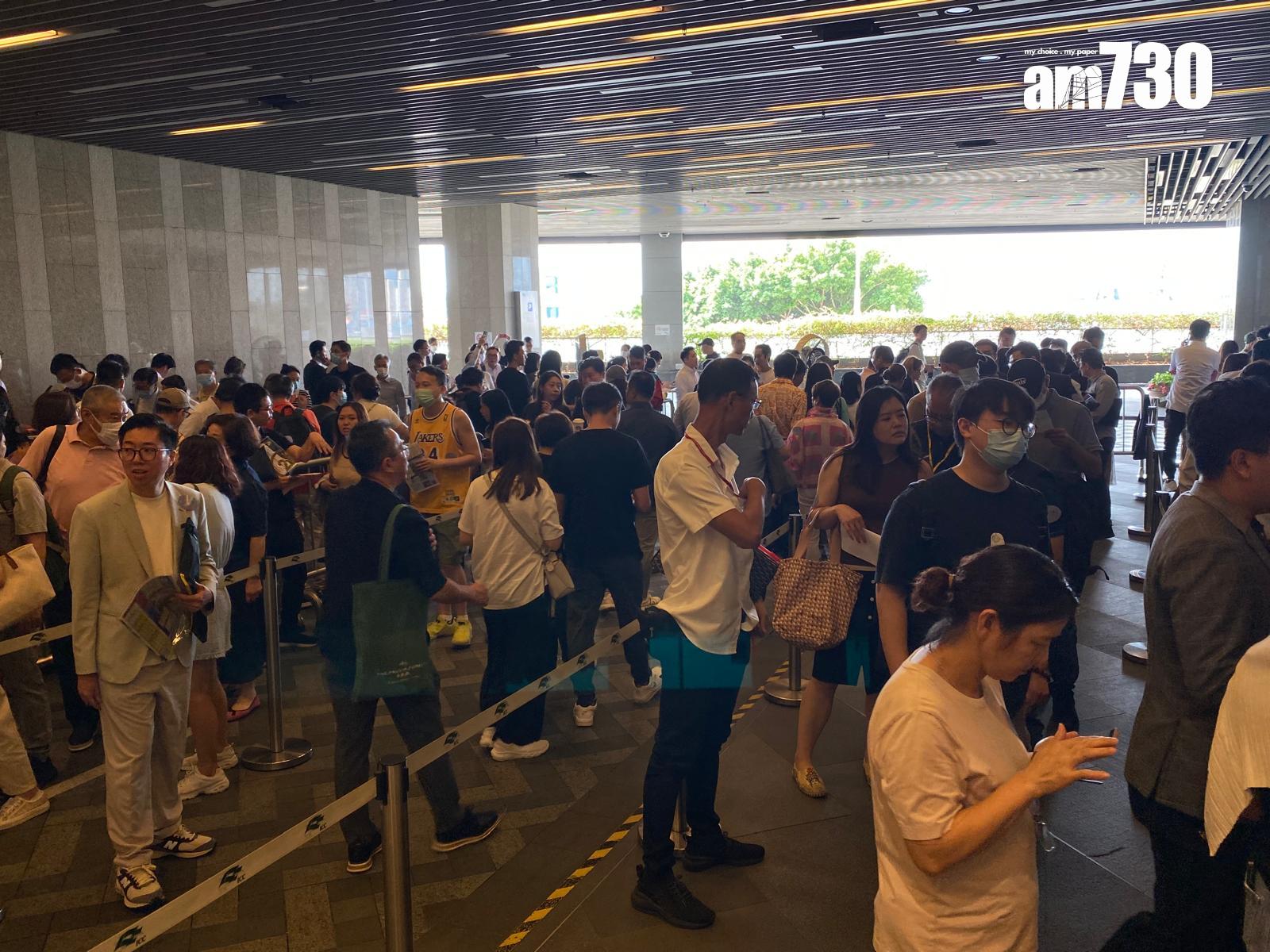 天璽.天於下午B組時段在九龍站ICC內的售樓處外大打蛇餅,輪候人龍更一度延伸至地下停車場位置。