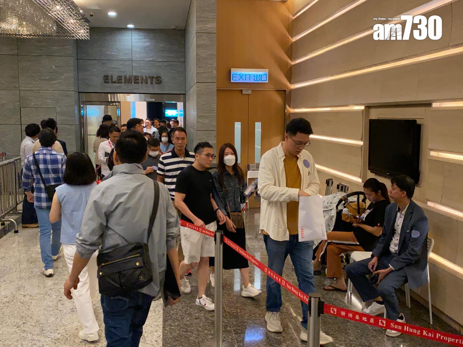 天璽.天於下午B組時段在九龍站ICC內的售樓處外大打蛇餅,輪候人龍更一度延伸至地下停車場位置。
