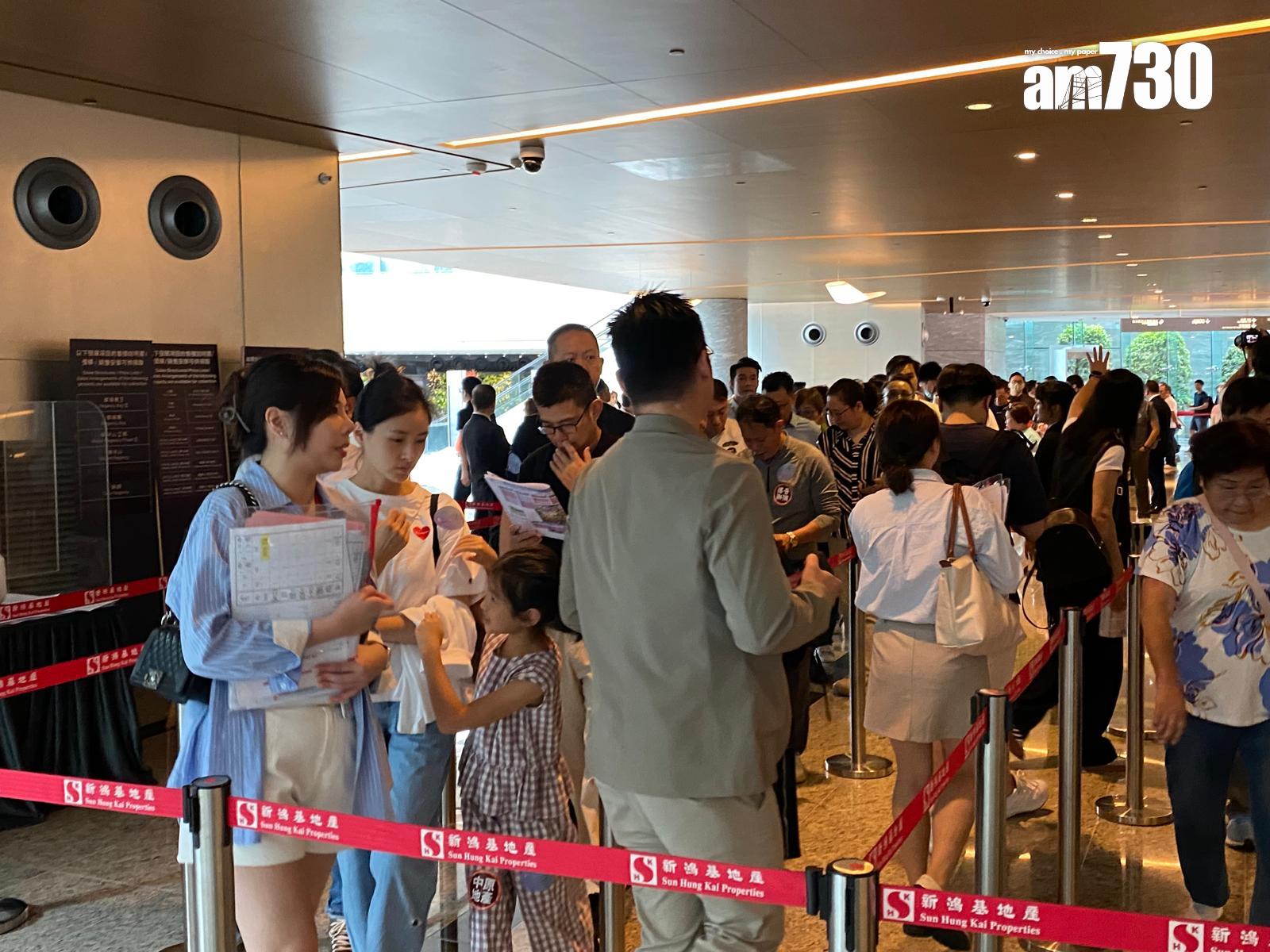 天璽.天於下午B組時段在九龍站ICC內的售樓處外大打蛇餅,輪候人龍更一度延伸至地下停車場位置。