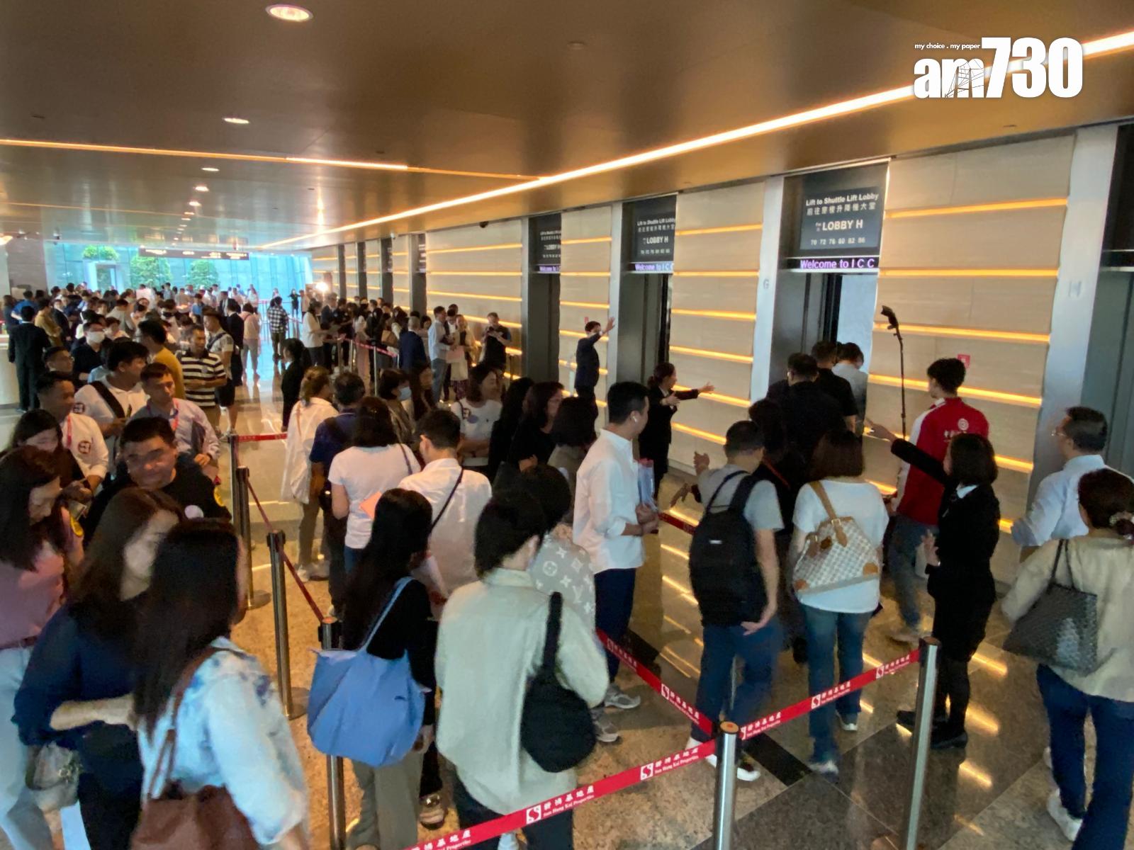 天璽.天於下午B組時段在九龍站ICC內的售樓處外大打蛇餅,輪候人龍更一度延伸至地下停車場位置。