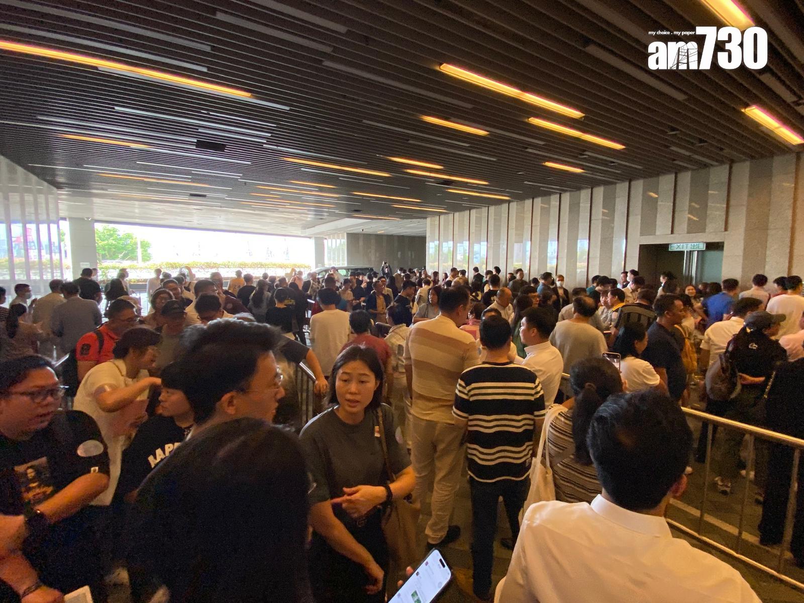 天璽.天於下午B組時段在九龍站ICC內的售樓處外大打蛇餅,輪候人龍更一度延伸至地下停車場位置。