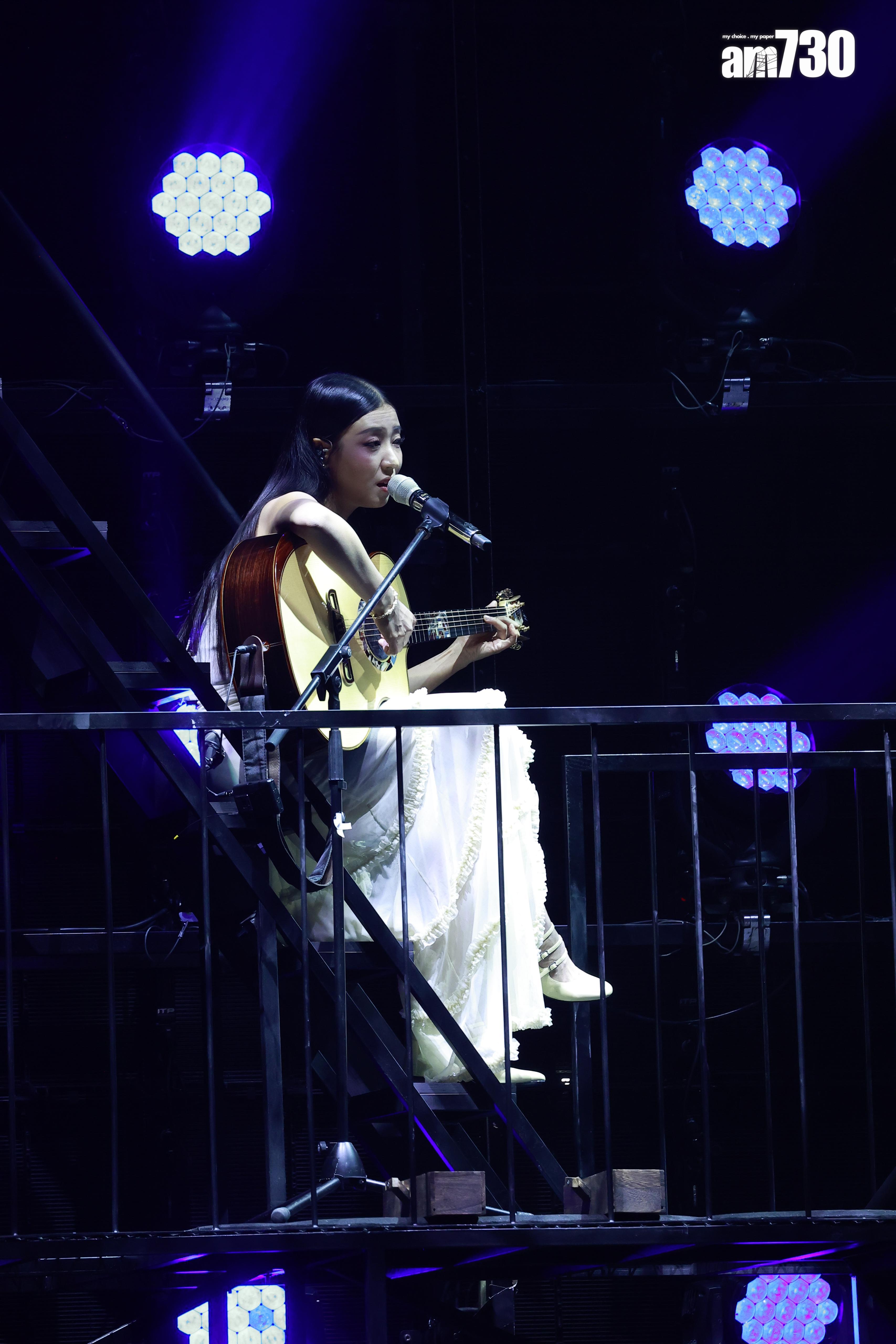 芯駖彈著結他與Jer合唱《Moon River》。(娛樂組攝)