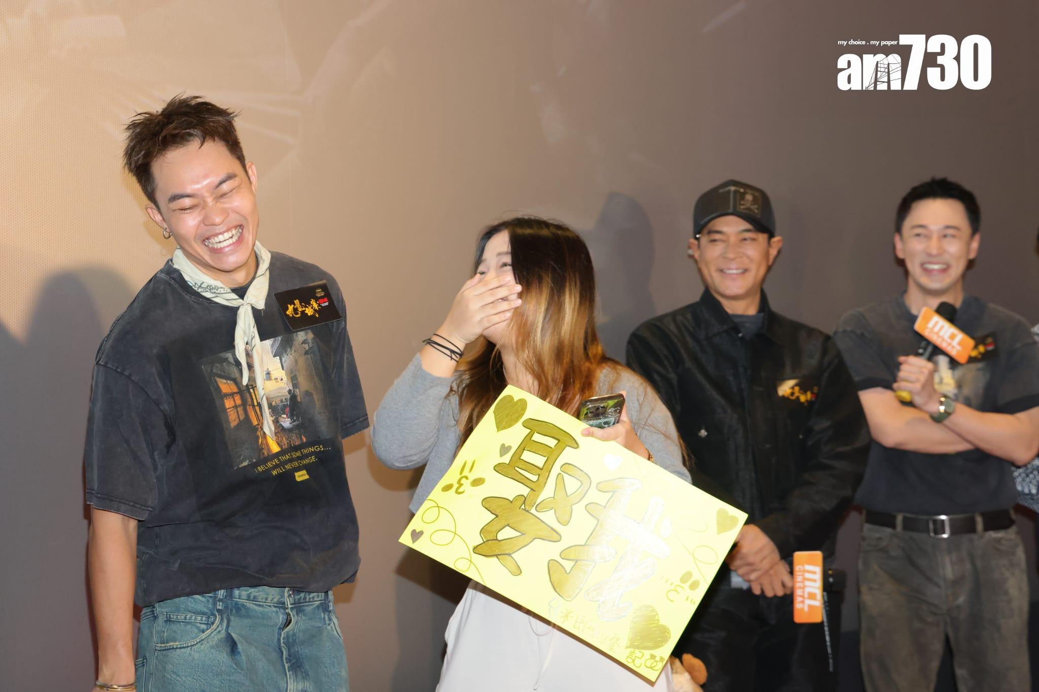 有女fans舉牌「娶我」,並揀了同胡子彤合照,成為了胡太。(吳康琦攝)