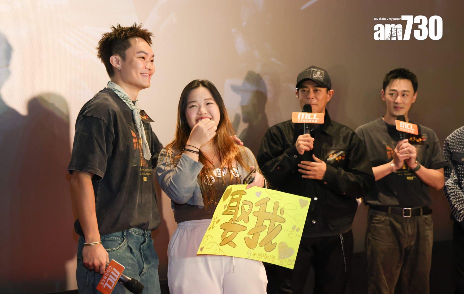 有女fans舉牌「娶我」,並揀了同胡子彤合照,成為了胡太。(吳康琦攝)