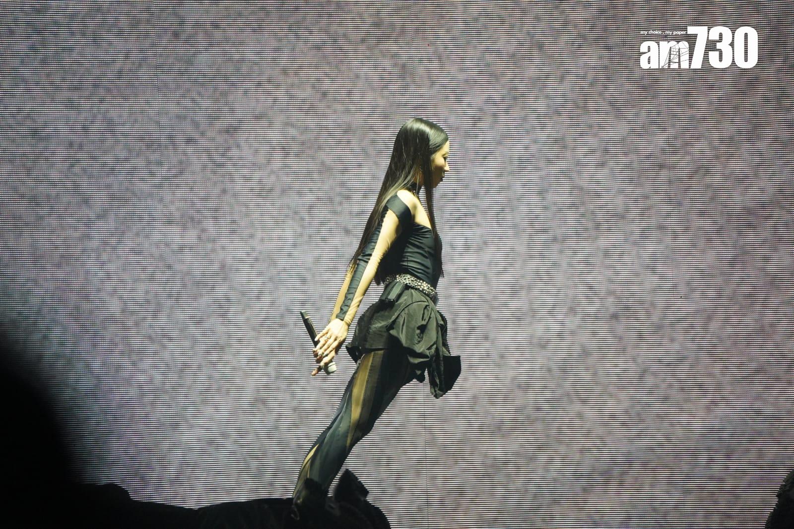 芯駖跳唱《SPYLING》時,模仿MJ前傾45度的動作。(吳康琦攝)