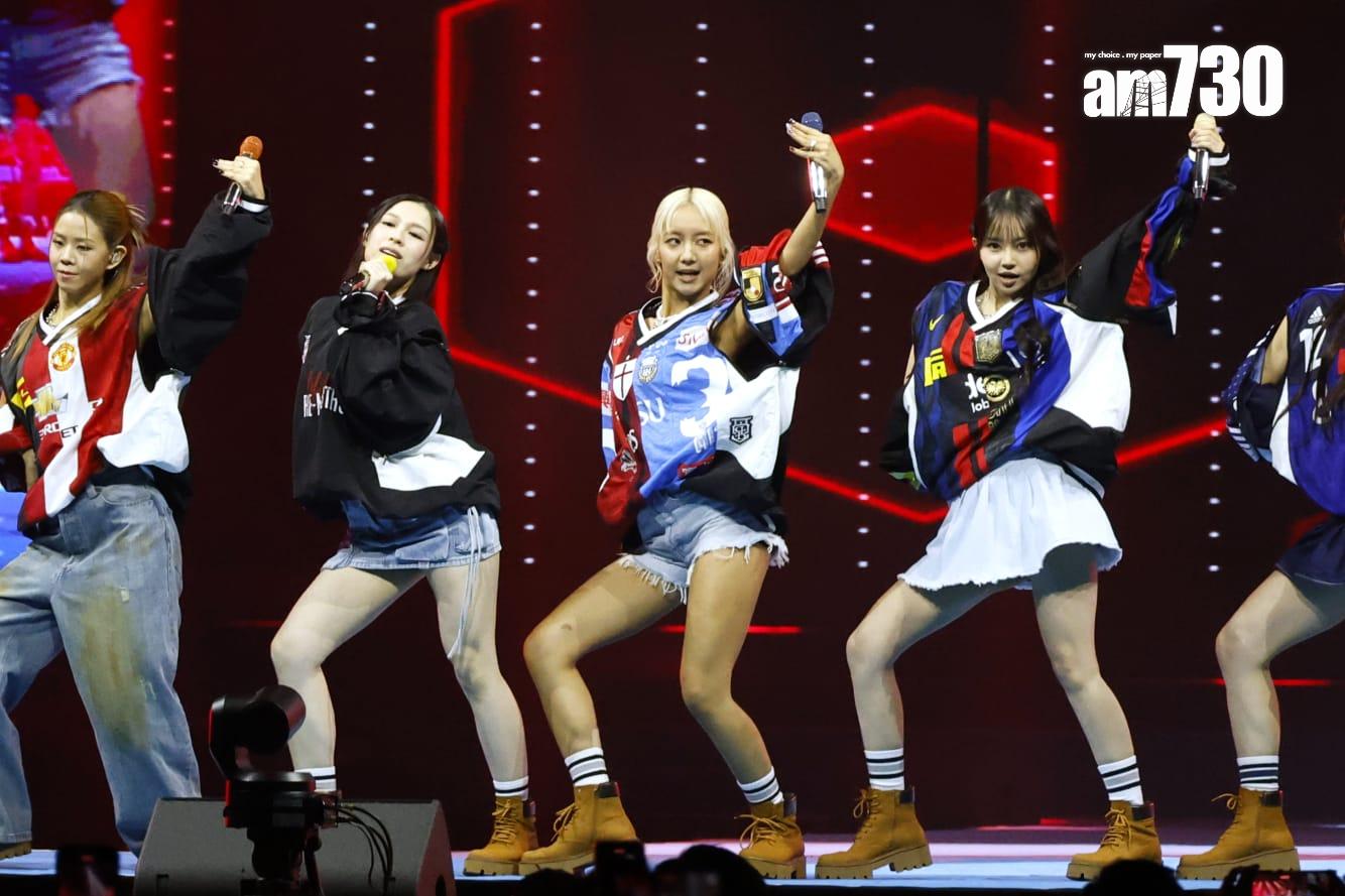 COLLAR在台上跳唱《Atypical》。