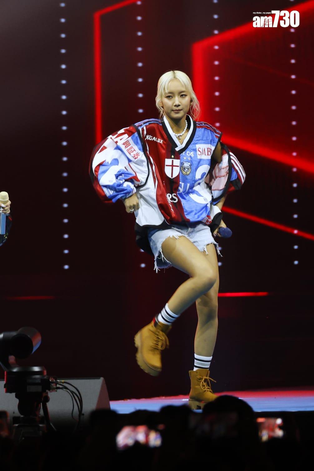 COLLAR在台上跳唱《Atypical》。