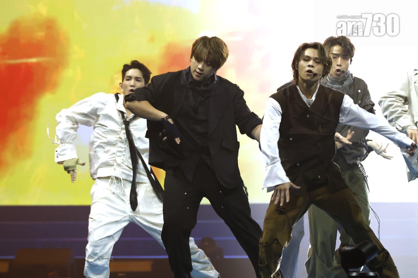 MIRROR首次演唱《Hunt You Down》。