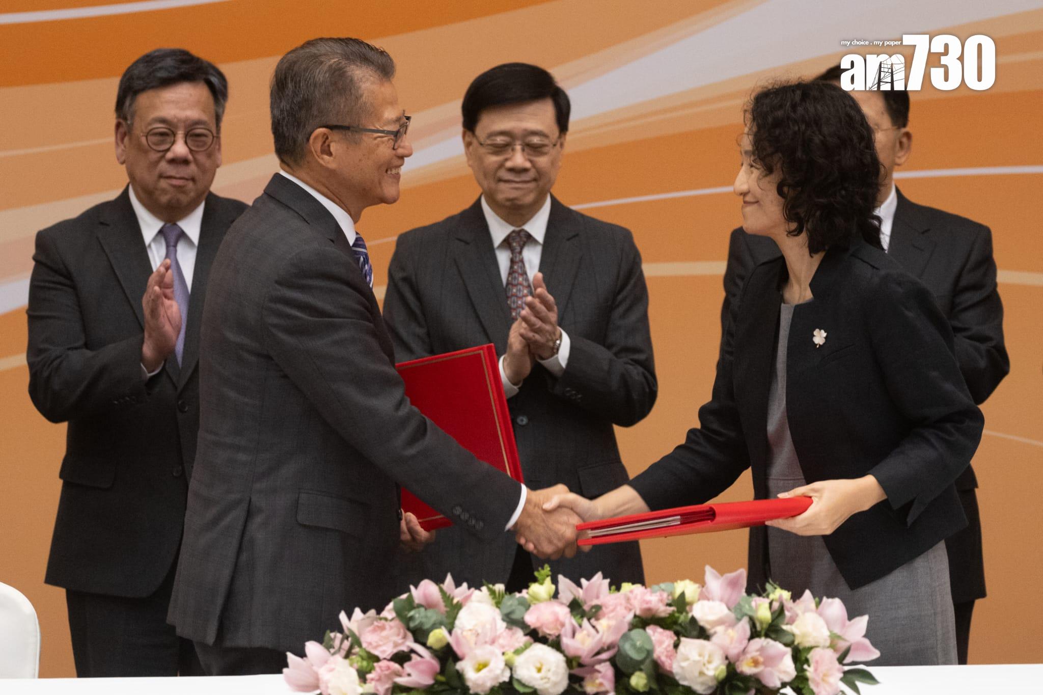 《〈內地與香港關於建立更緊密經貿關係的安排〉服務貿易協議》的協議二簽署儀式在 行政長官李家超的見證下,財政司司長陳茂波將與國家商務部國際貿易談判副代表李詠箑簽署協議。(蘇文傑攝)