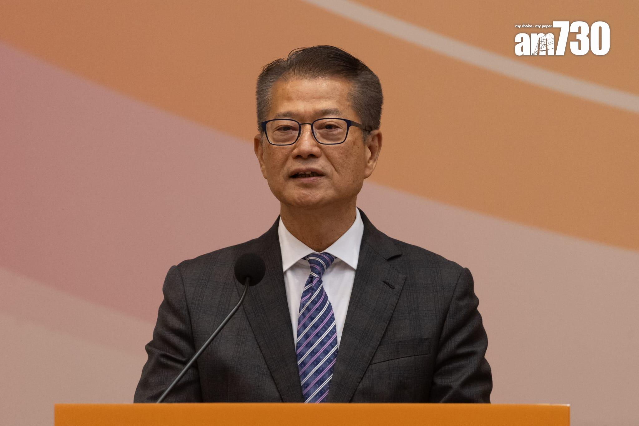 《〈內地與香港關於建立更緊密經貿關係的安排〉服務貿易協議》的協議二簽署儀式在 行政長官李家超的見證下,財政司司長陳茂波將與國家商務部國際貿易談判副代表李詠箑簽署協議。(蘇文傑攝)