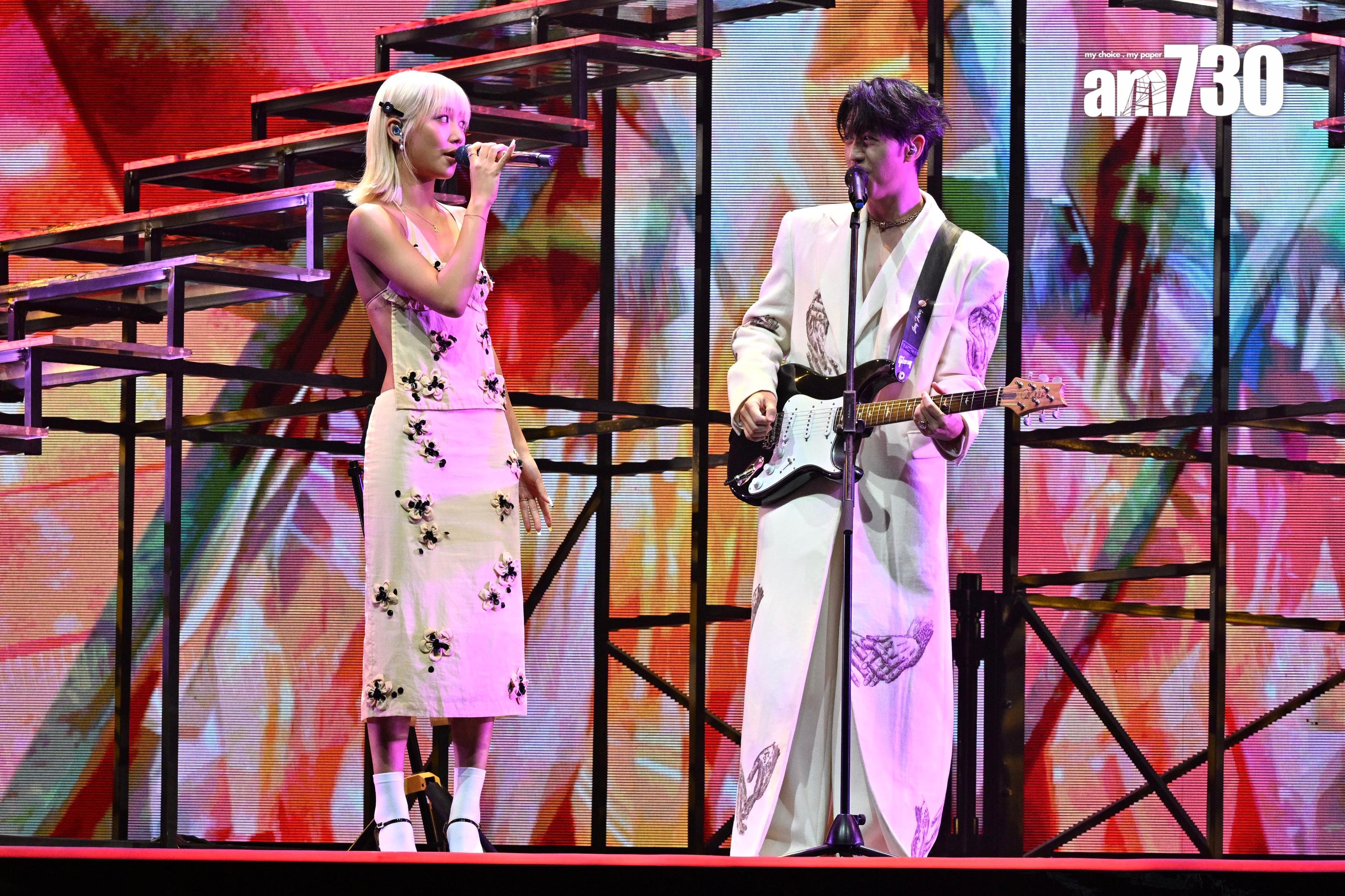 Jay與COLLAR成員的邱彥筒(Marf)上台合唱《All That I Want》。(娛樂組攝)