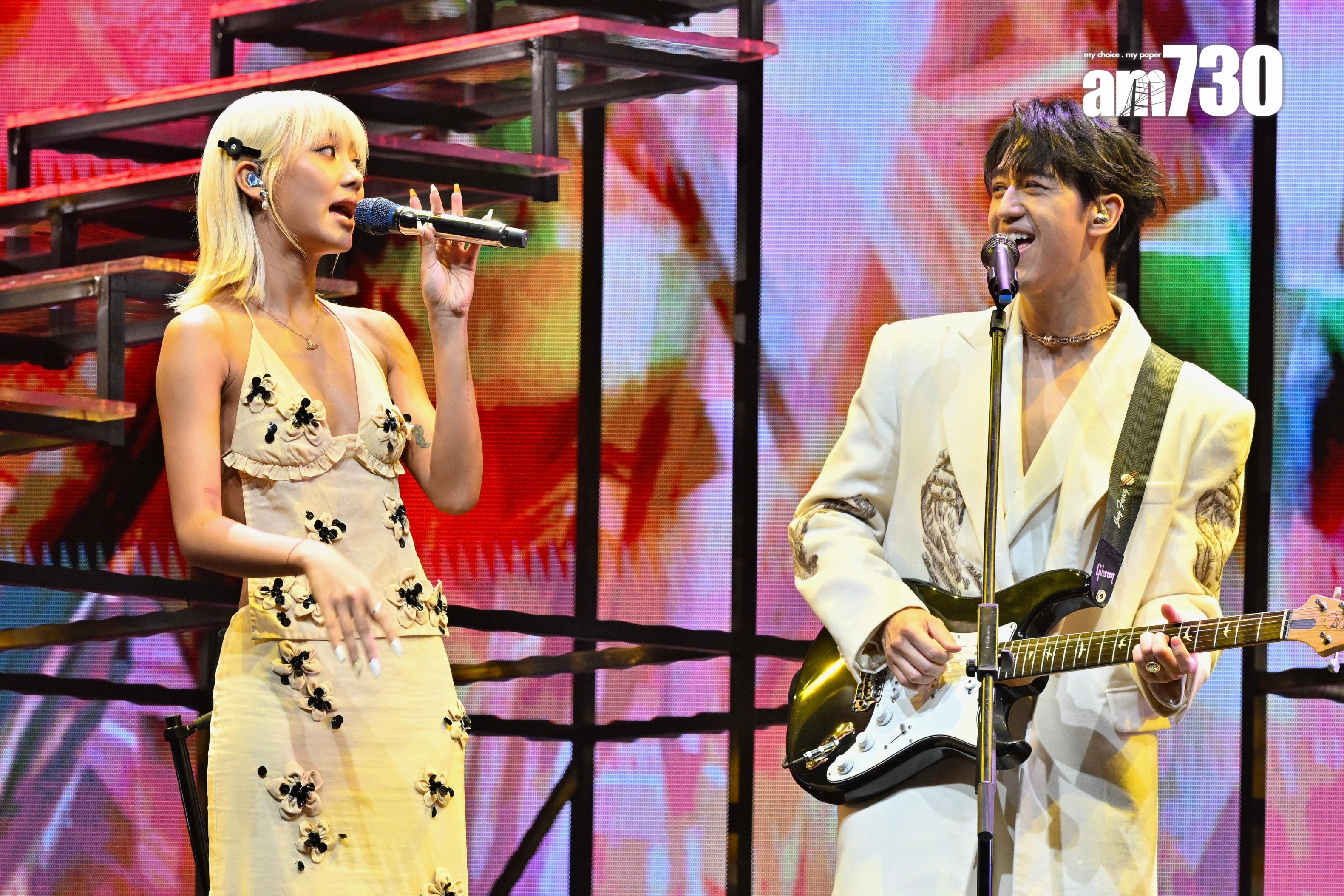 Jay與COLLAR成員的邱彥筒(Marf)上台合唱《All That I Want》。(娛樂組攝)