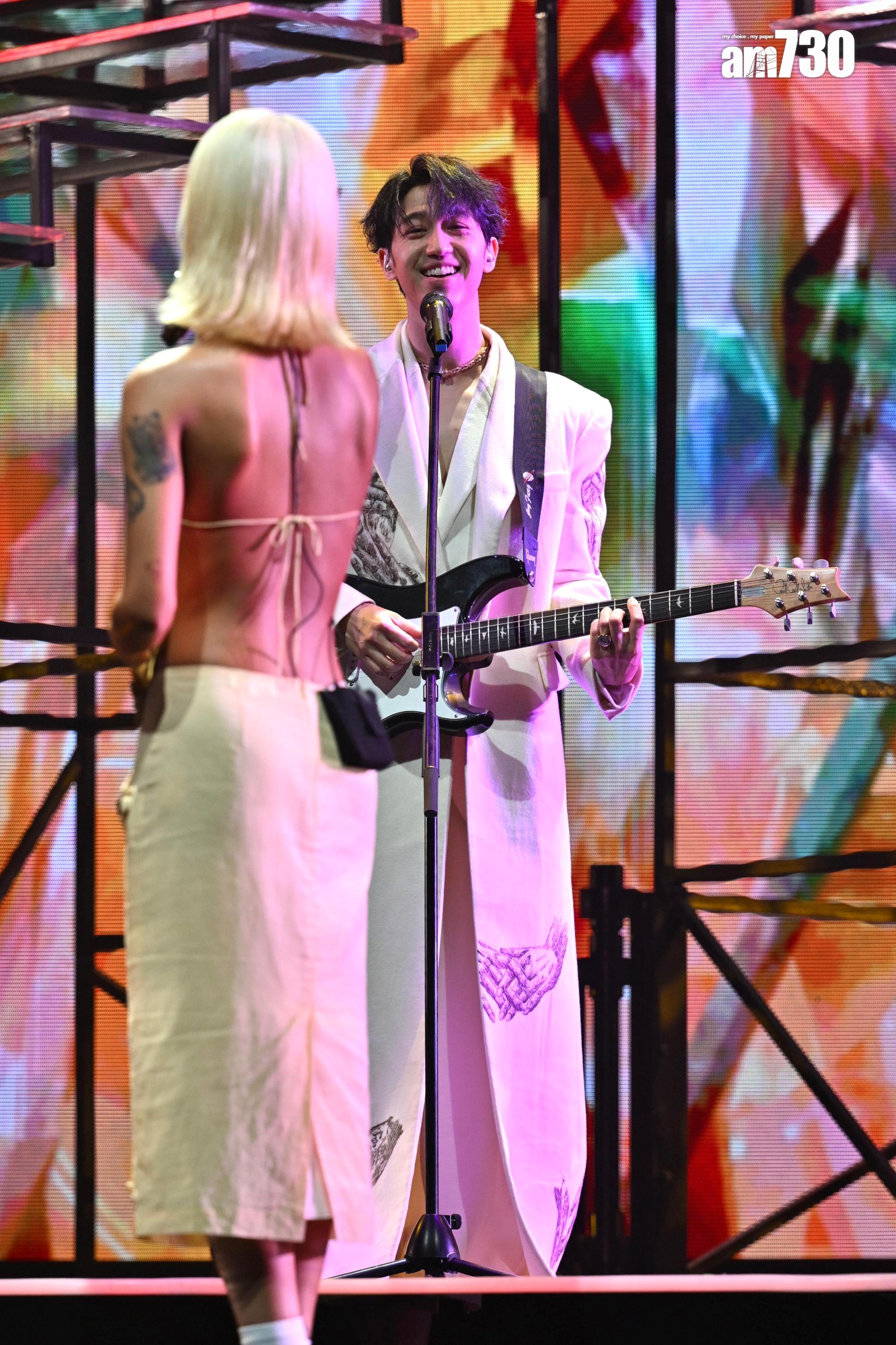 Jay與COLLAR成員的邱彥筒(Marf)上台合唱《All That I Want》。(娛樂組攝)