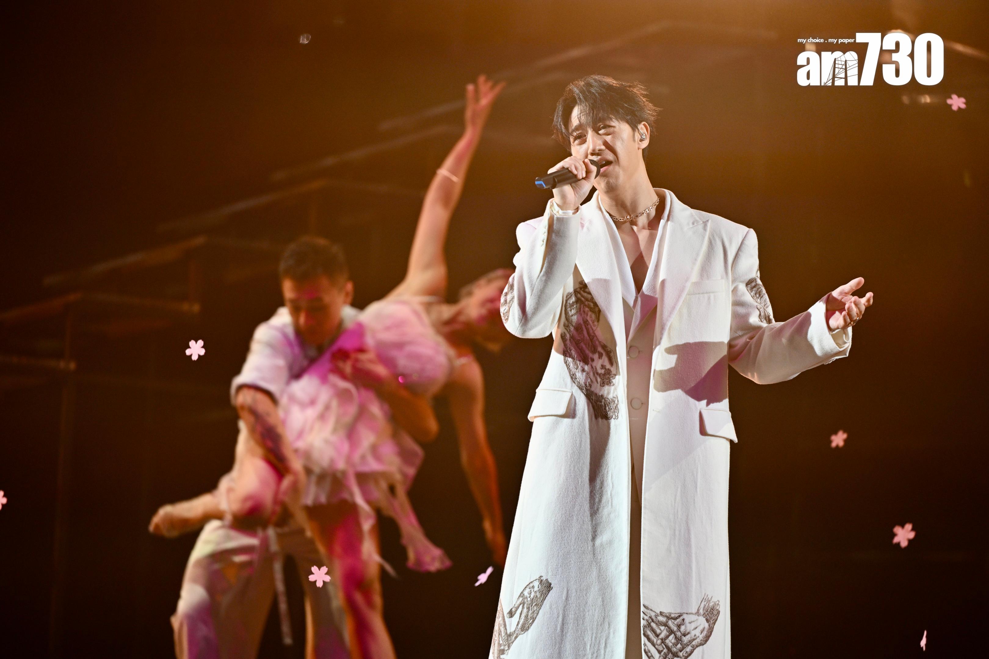 Jay與COLLAR成員的邱彥筒(Marf)上台合唱《All That I Want》。(娛樂組攝)