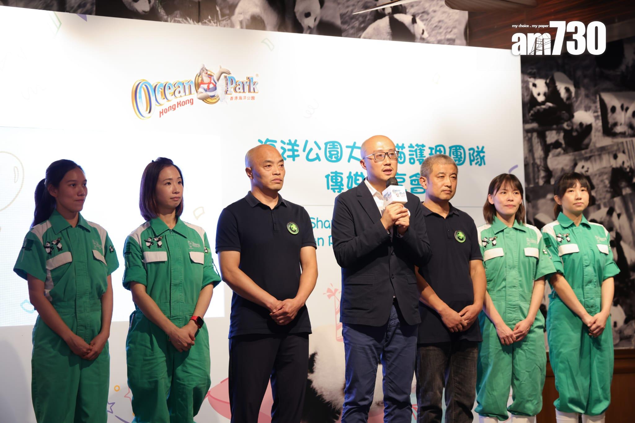 大熊貓龍鳳胎已開眼,預計農曆新年前後可與公眾見面。(吳康琦攝)