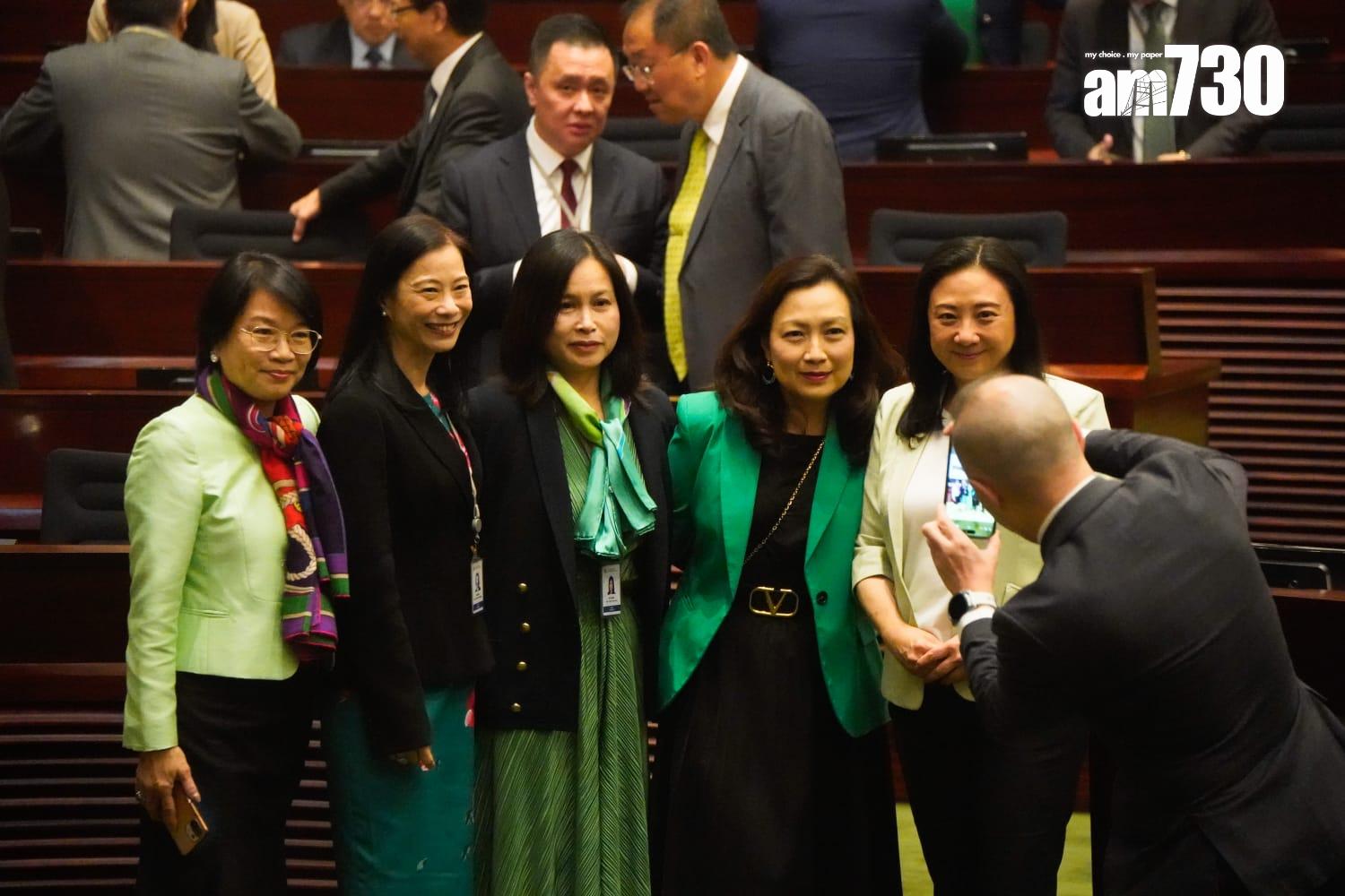 身穿綠色衣飾的女議員合照(吳康琦攝)