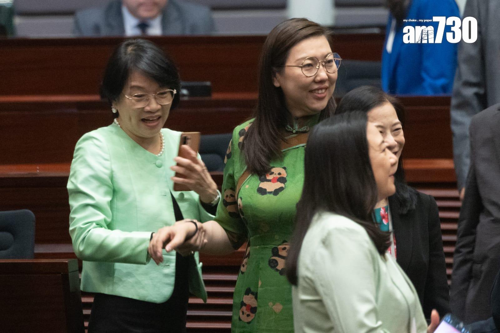 林琳(左二)綠色熊貓旗袍非常搶眼(蘇文傑攝)