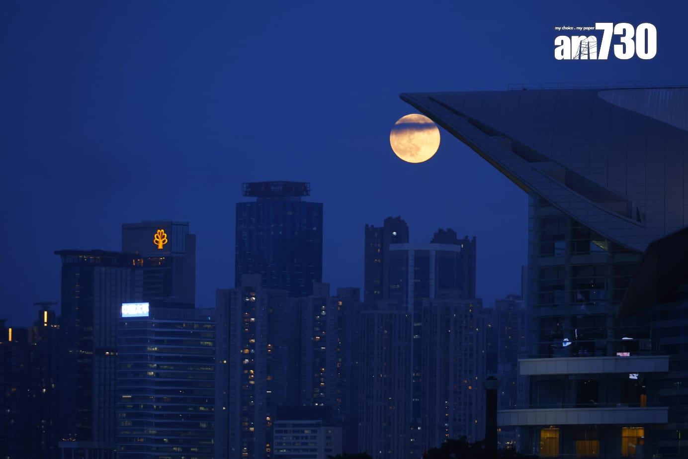 今年最大超級月亮「獵人月亮」登場! 連續三晚高掛夜空(林俊源攝)