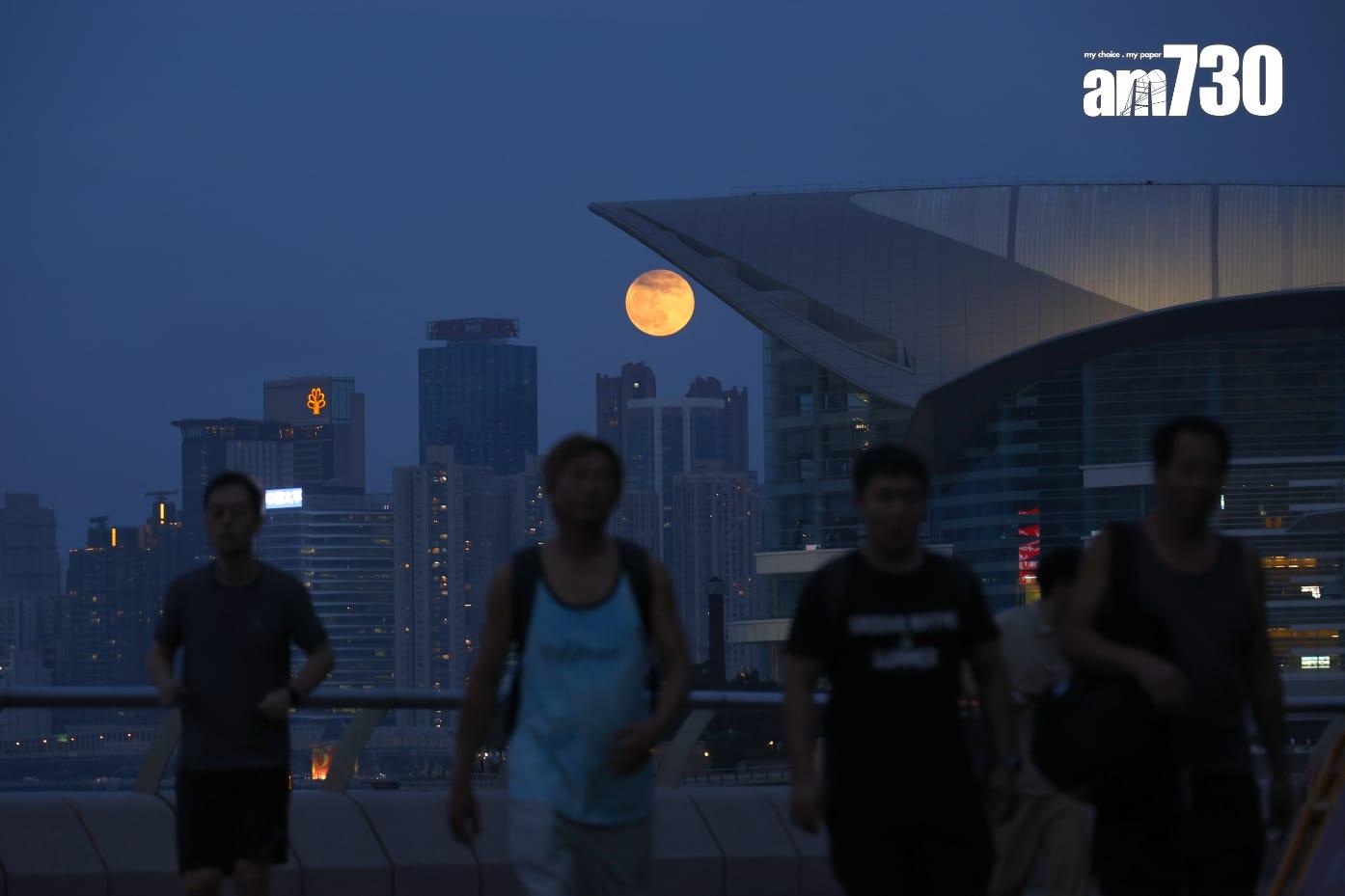 今年最大超級月亮「獵人月亮」登場! 連續三晚高掛夜空(林俊源攝)