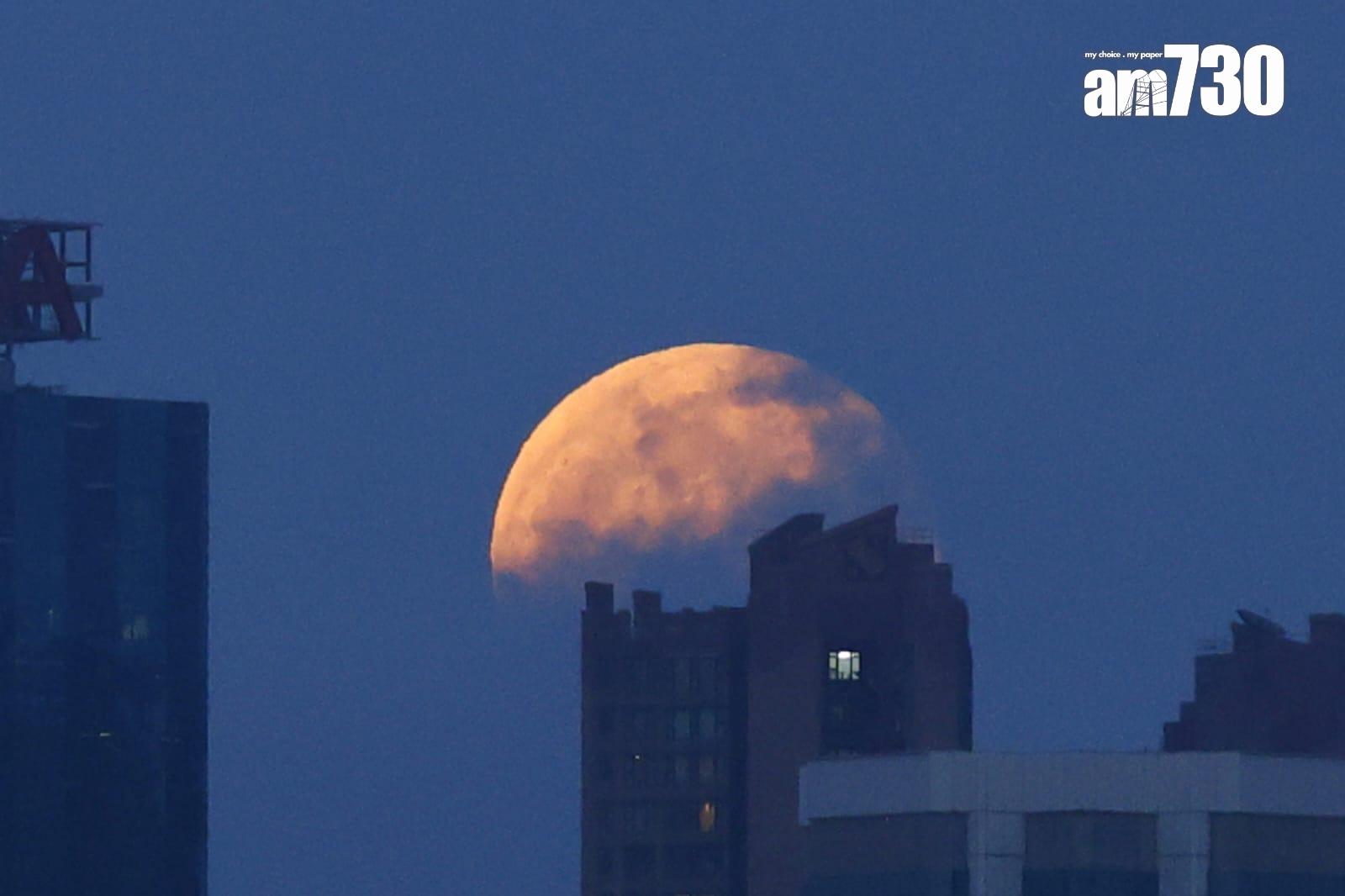 今年最大超級月亮「獵人月亮」登場! 連續三晚高掛夜空(林俊源攝)