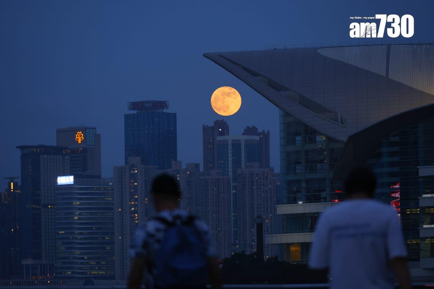 今年最大超級月亮「獵人月亮」登場! 連續三晚高掛夜空(林俊源攝)