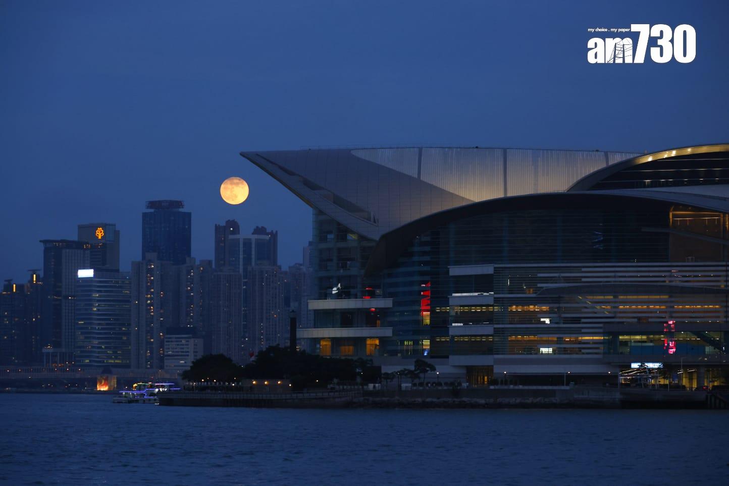 今年最大超級月亮「獵人月亮」登場! 連續三晚高掛夜空(林俊源攝)