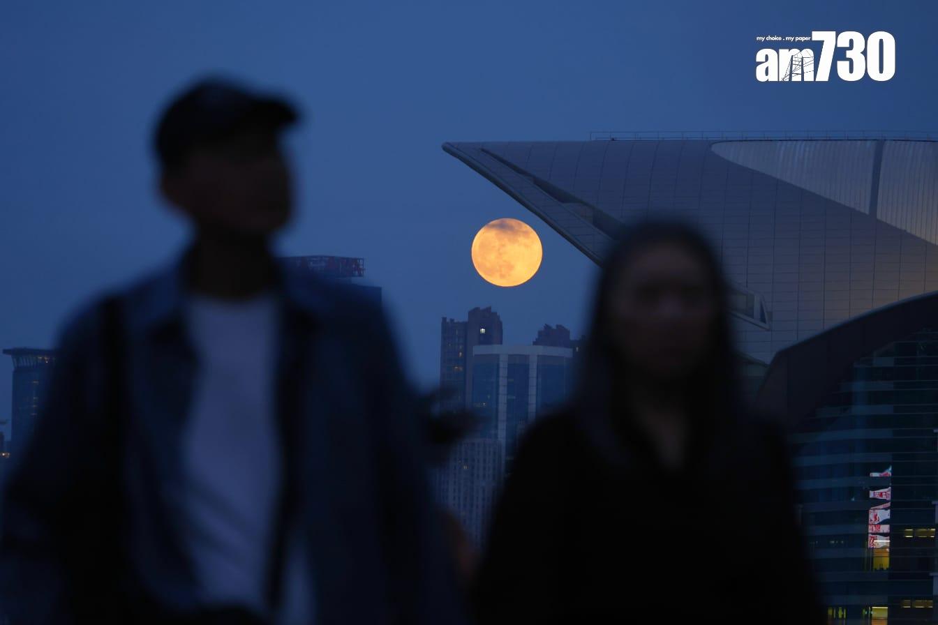 今年最大超級月亮「獵人月亮」登場! 連續三晚高掛夜空(林俊源攝)