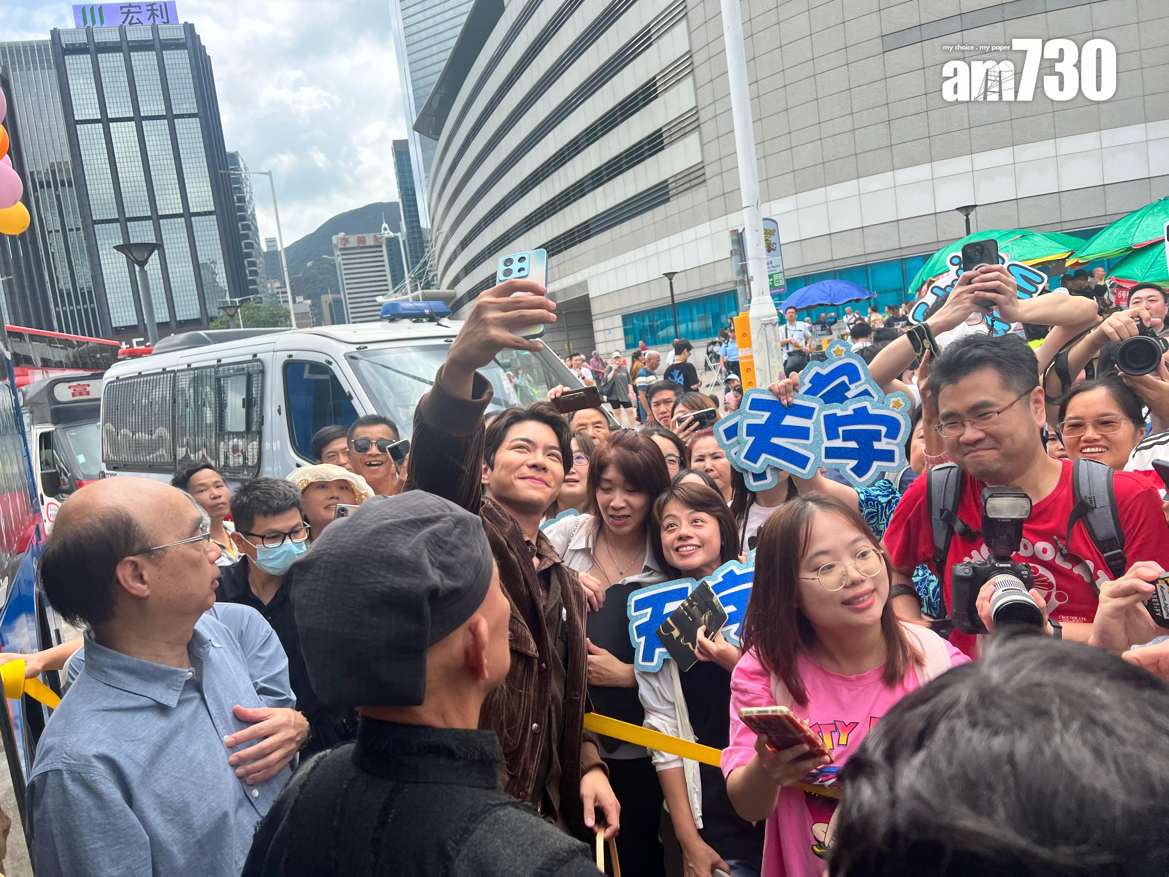 《巾幗梟雄之懸崖》宣傳,吸引數百群眾到場。(娛樂組攝)