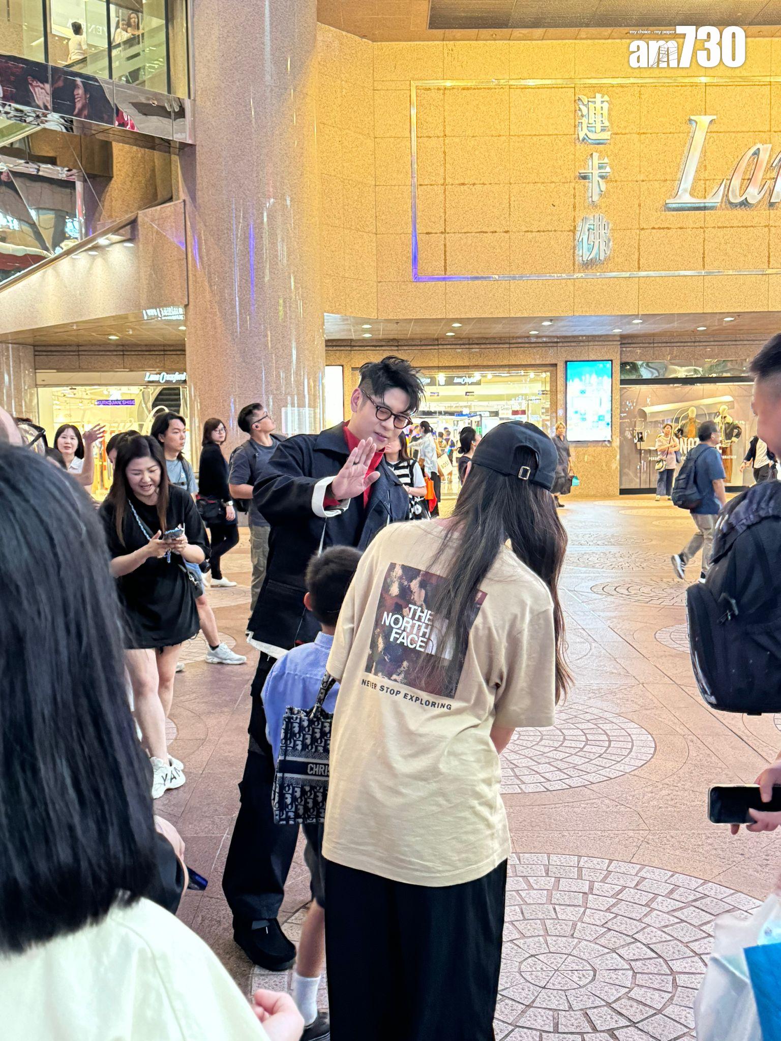 許廷鏗等候《自然光》MV播出期間,與途人互動。