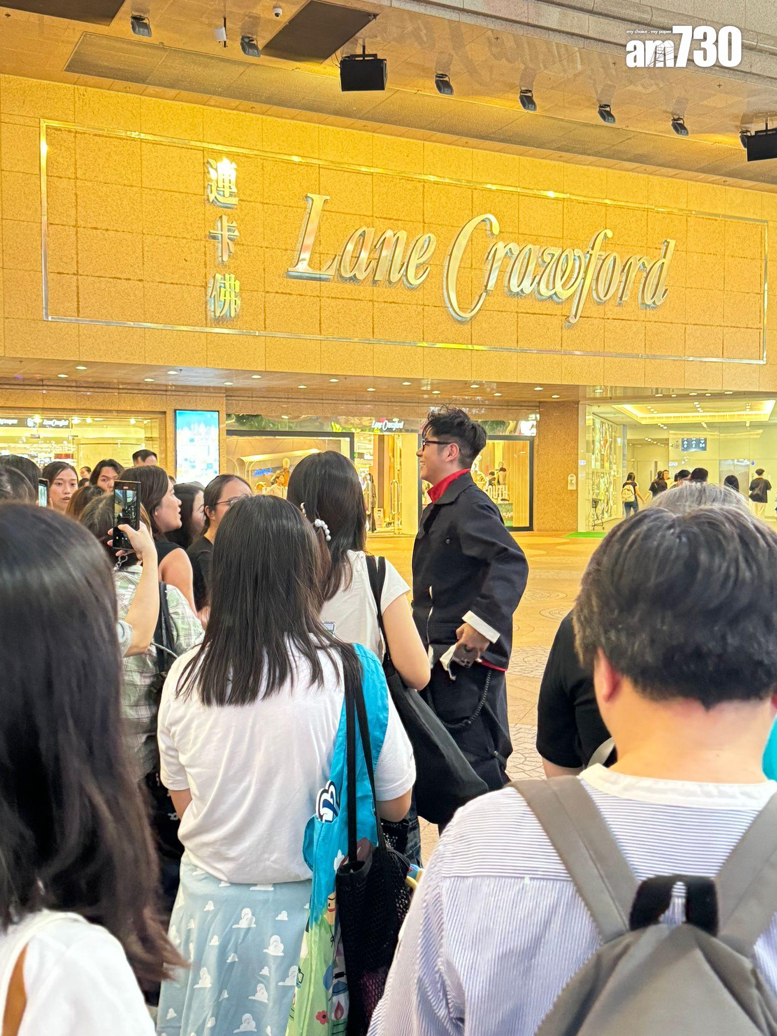 許廷鏗等候《自然光》MV播出期間,與途人互動。