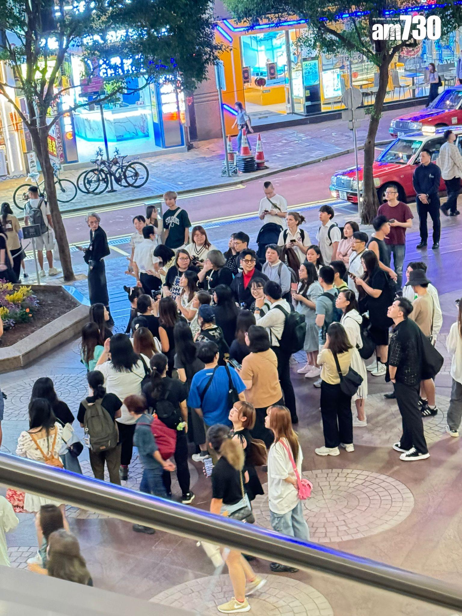 許廷鏗等候《自然光》MV播出期間,與途人互動。