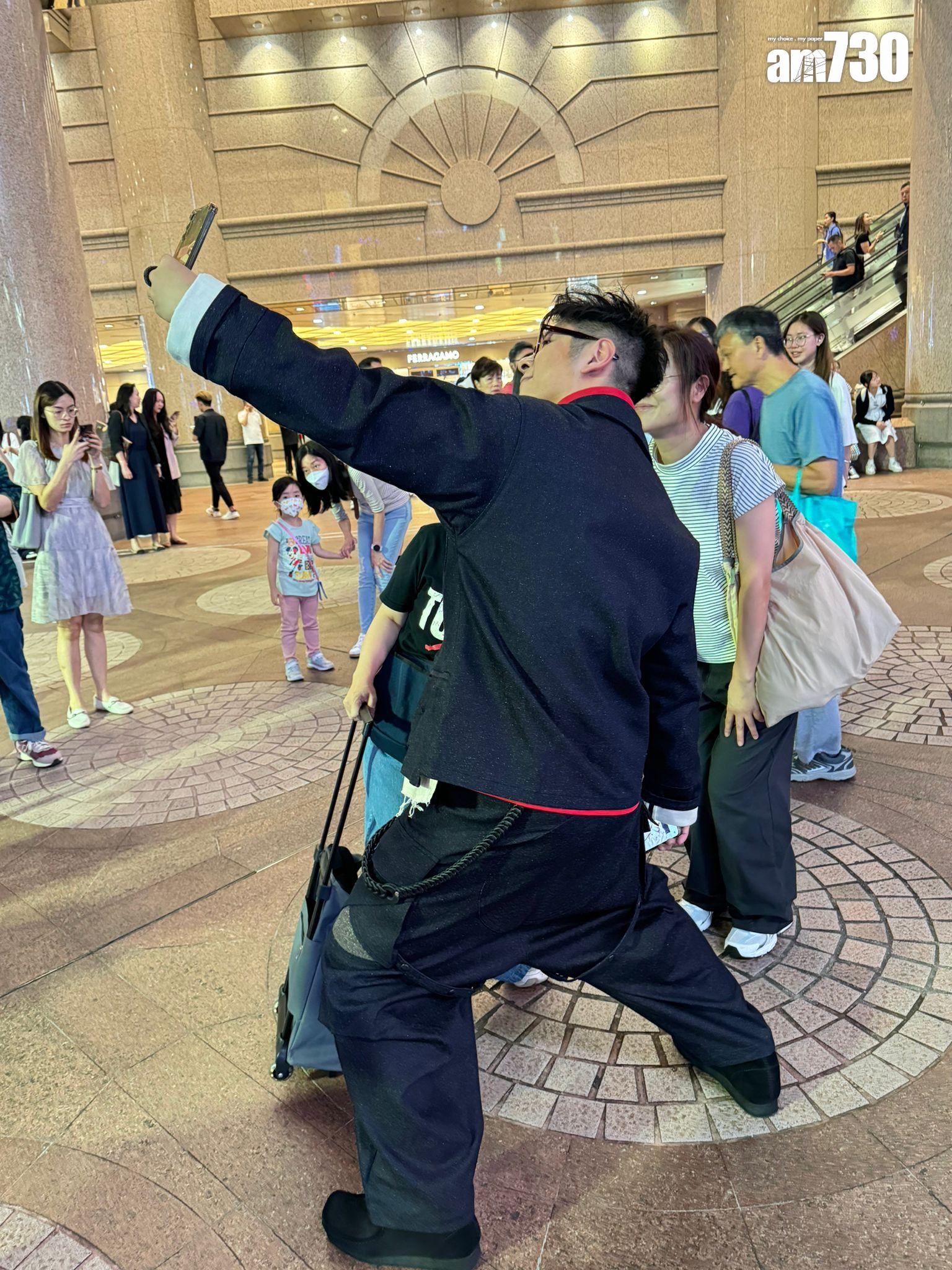 許廷鏗等候《自然光》MV播出期間,與途人互動。