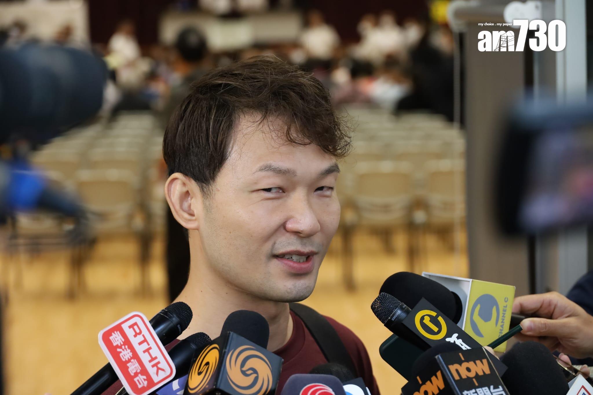 以最高價18.4萬投得近銅鑼灣出口攤位的吳先生。(鍾式明攝)