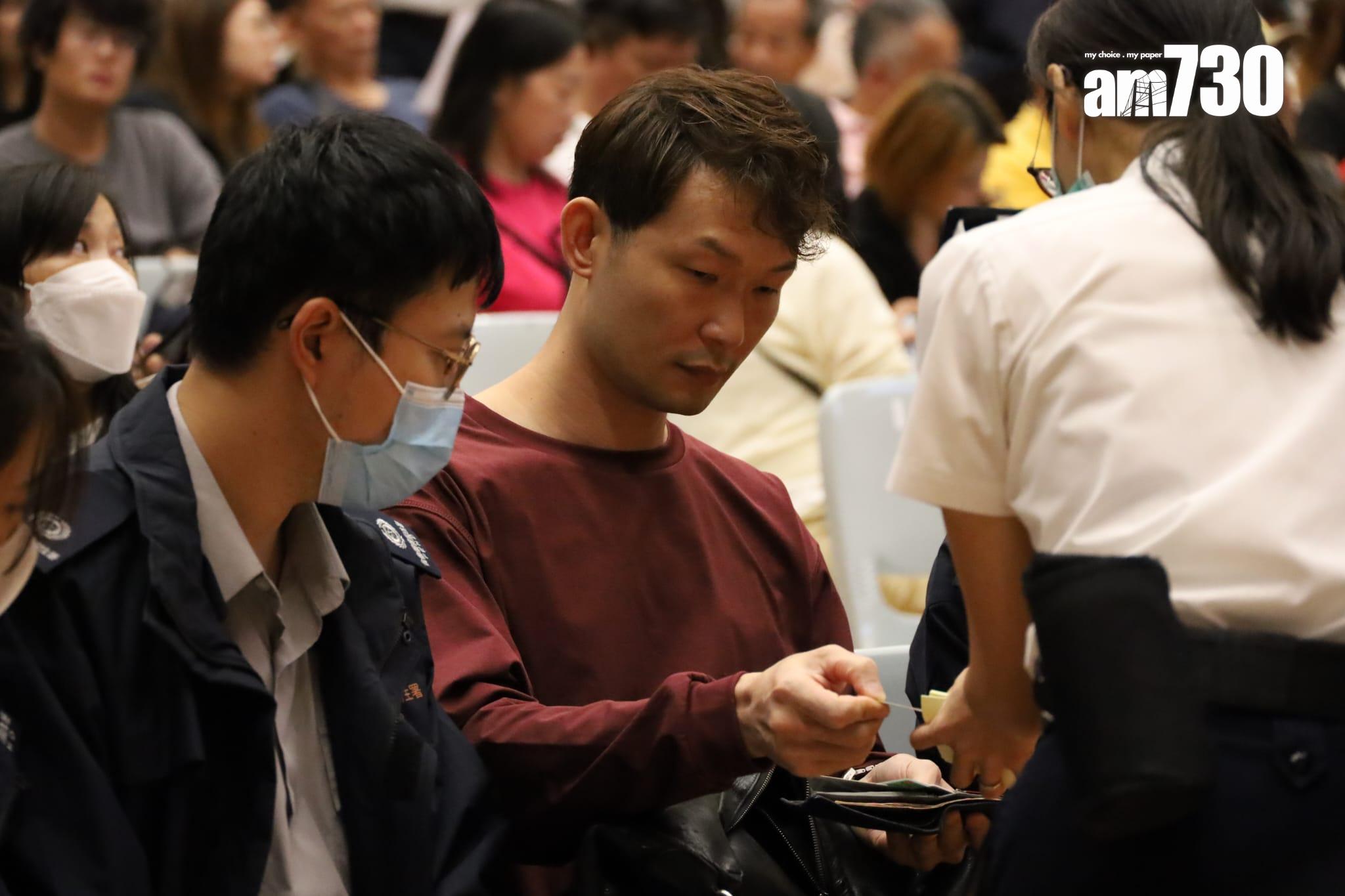 以最高價18.4萬投得近銅鑼灣出口攤位的吳先生。(鍾式明攝)