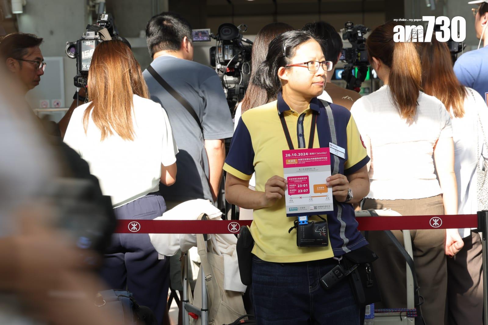 來往東涌及欣澳站列車周六晚提早收車,港鐵將提供免費接駁巴士。(吳康琦攝)