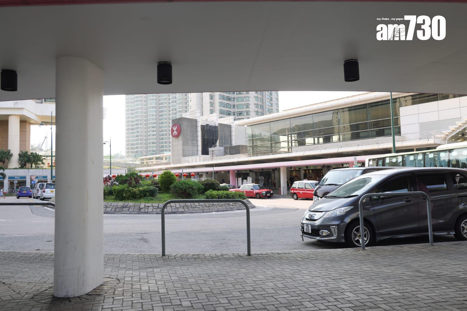 港鐵周六晚將提供免費接駁巴士,白柱為當日駁巴士位置。(吳康琦攝)