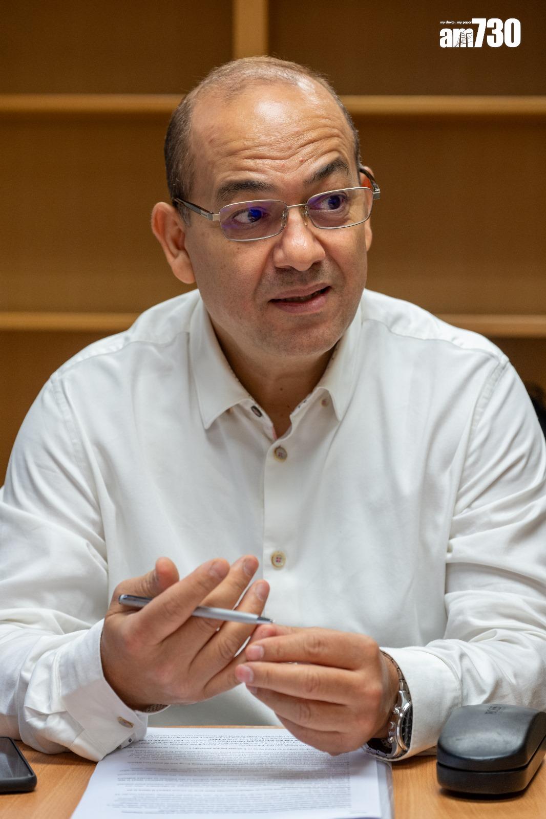 HKU SPACE阿拉伯語及文化兼任導師Chokri Alaya表示,學生中有公務員和商界人士,相信未來學生人數會增加(陳奕釗攝)