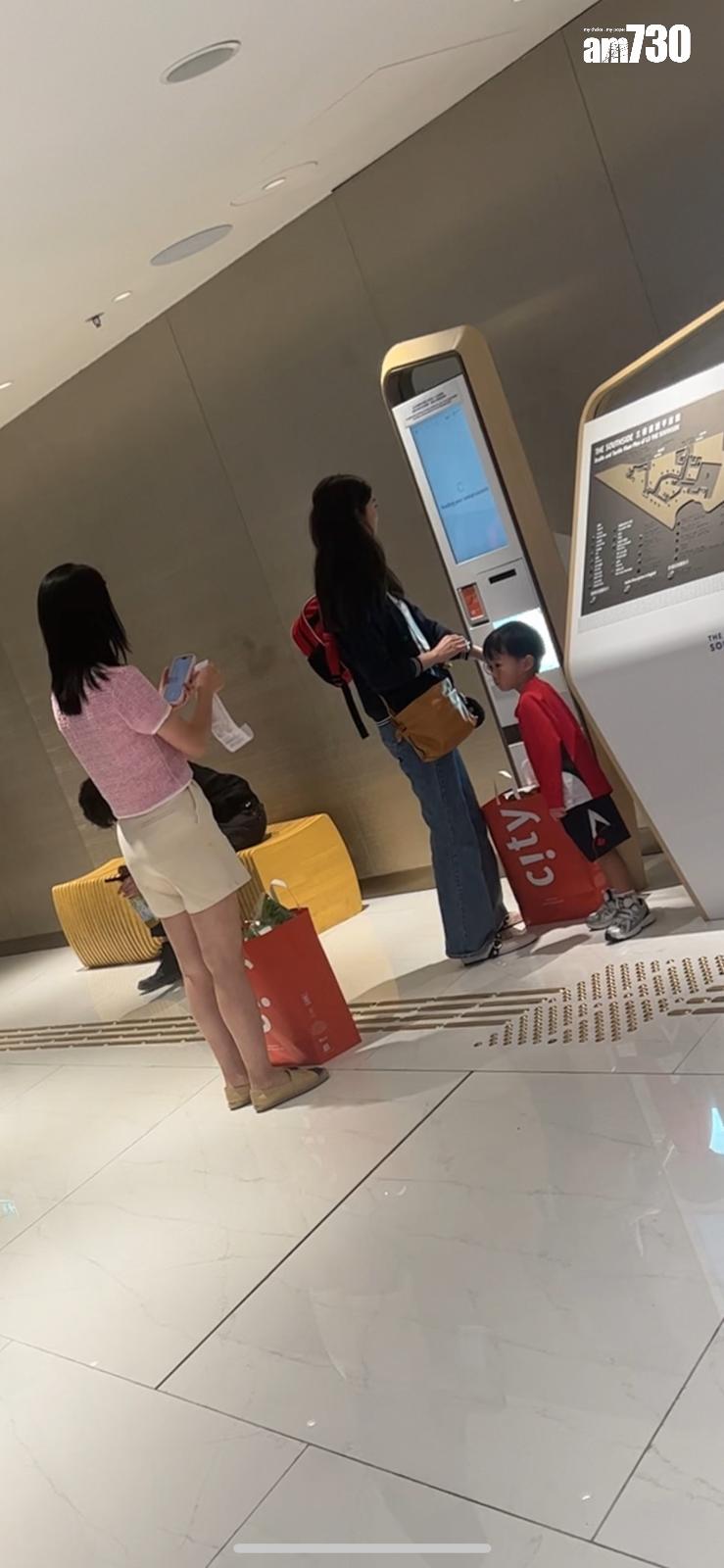 岑麗香搞了很久仍換不到相關優惠,囝囝非常有耐性在旁等候。