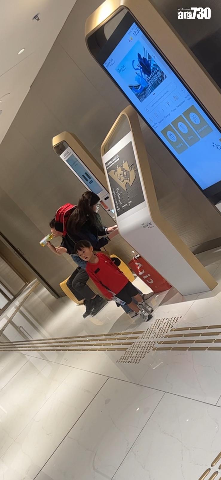 岑麗香搞了很久仍換不到相關優惠,囝囝非常有耐性在旁等候。