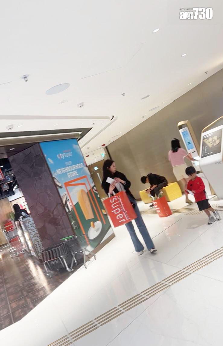 岑麗香湊小朋友都身力身為。