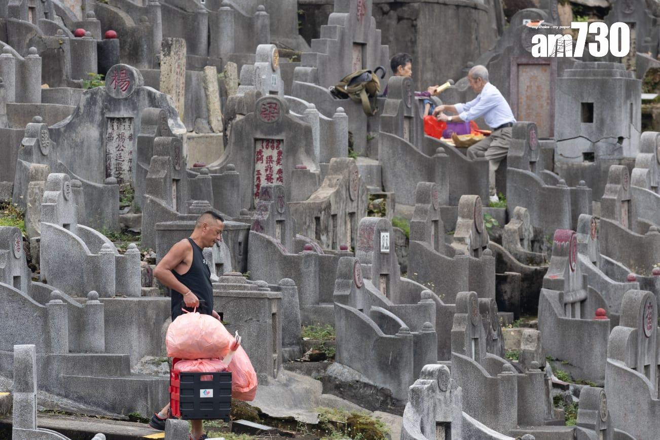 重陽節市民到鑽石山墳場掃墓(蘇文傑攝)
