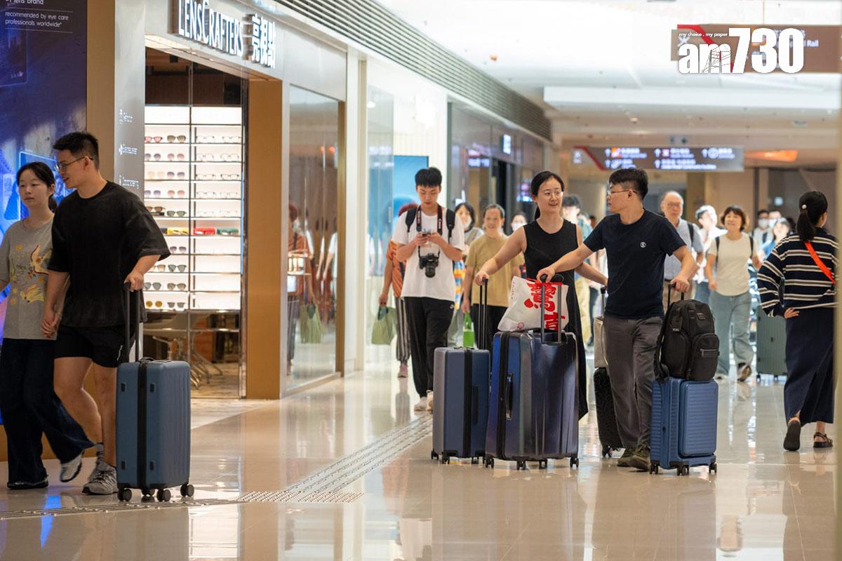 西九龍高鐵站附近的商場圓方,今日不乏攜帶行李喼的內地旅客。(陳奕釗攝)