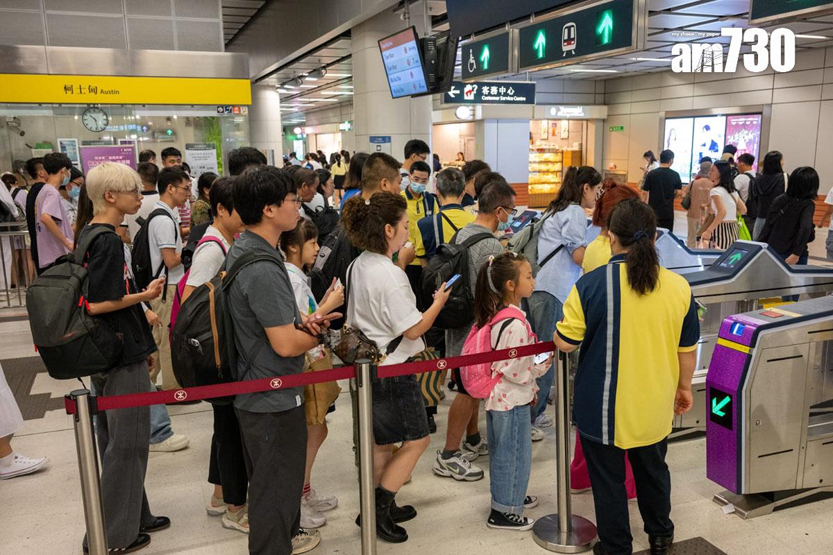 連接西九龍高鐵站的港鐵柯士甸站閘機大排長龍。(陳奕釗攝)