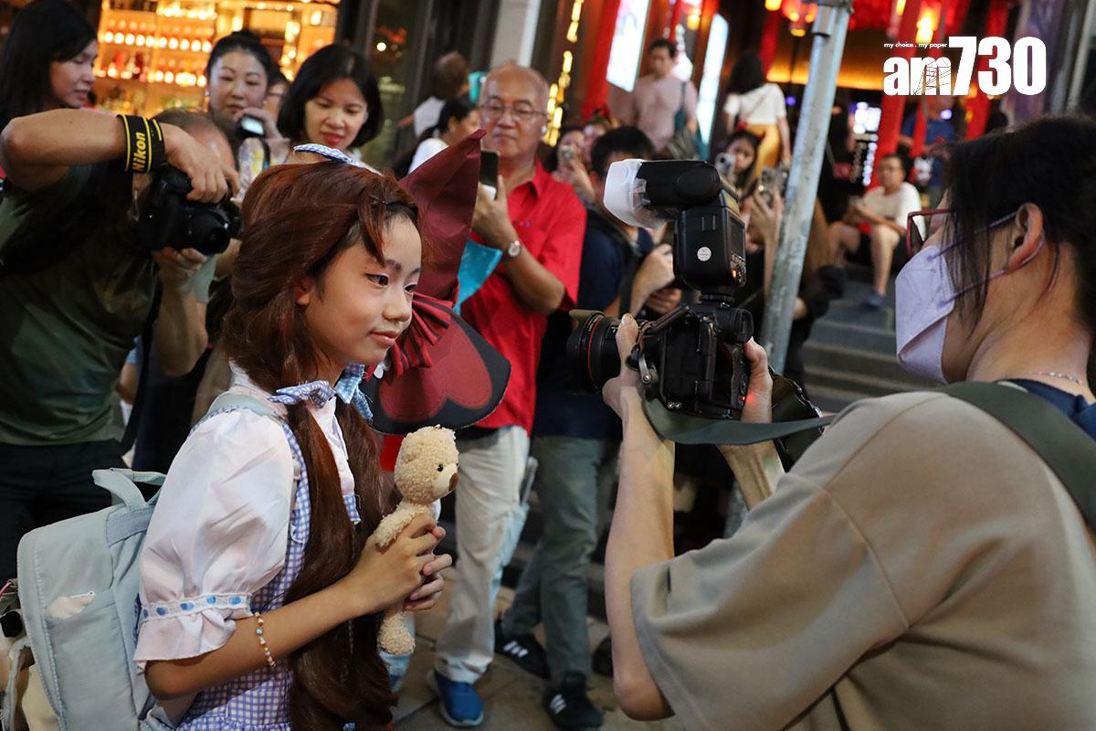 2024年萬聖節前的周末,不少市民應節「扮鬼扮馬」到蘭桂坊慶祝。(資料圖片/鍾式明攝)