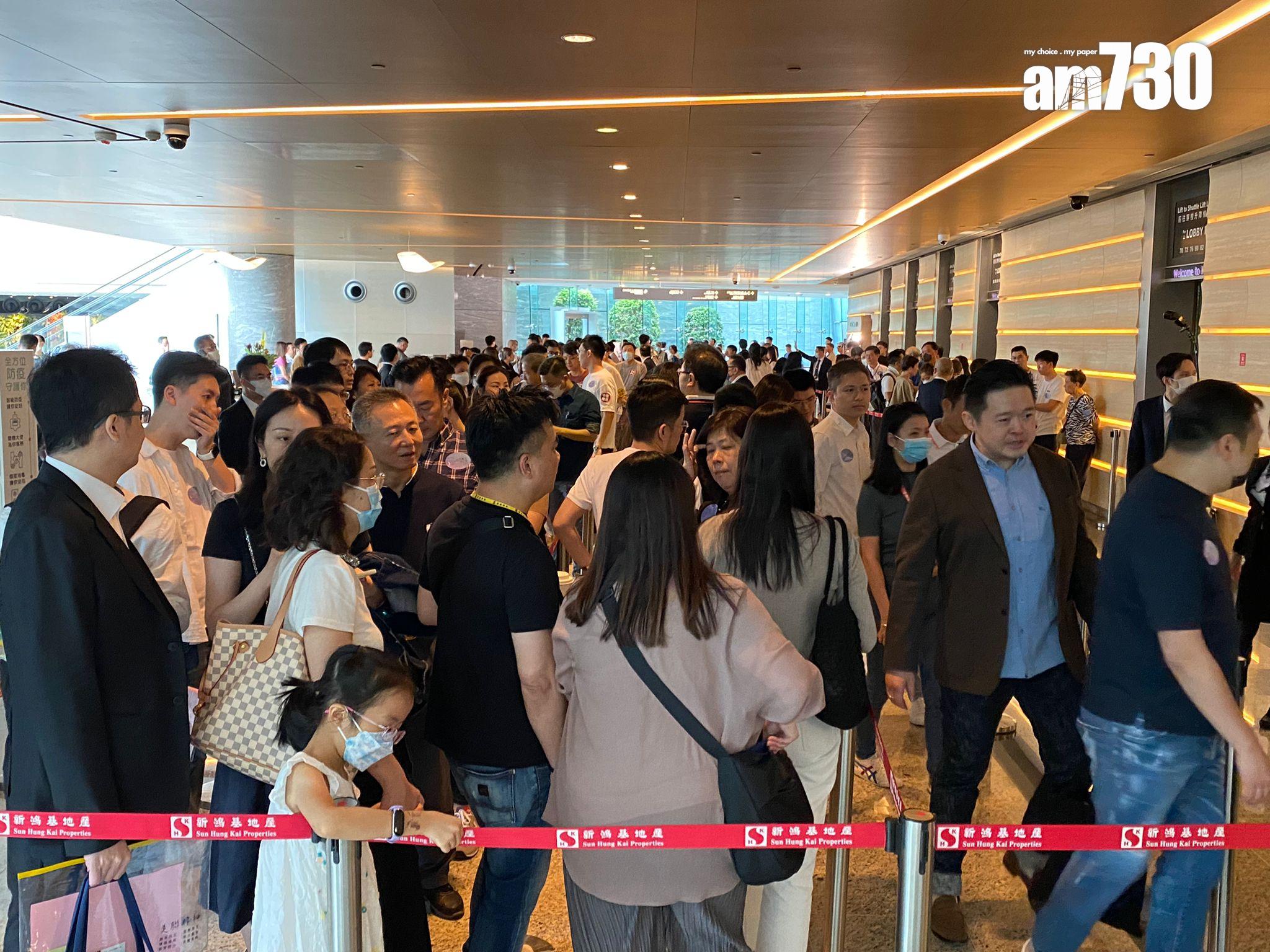 天璽.天開賣|在九龍站ICC內的售樓處外場面非常墟冚,大打蛇餅,輪候人龍更一度延伸至地下停車場位置