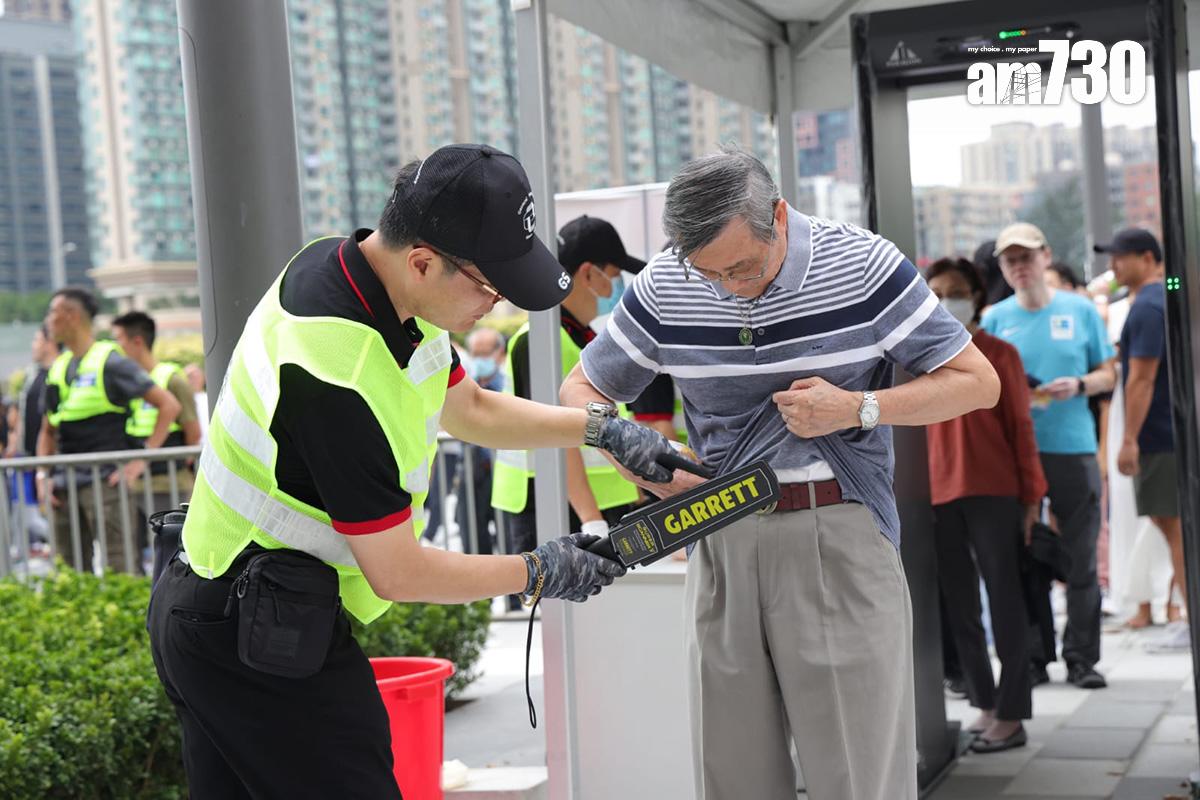 進入啟德體育園青年運動場的觀眾,進場前需要接受安檢。(吳康琦攝)