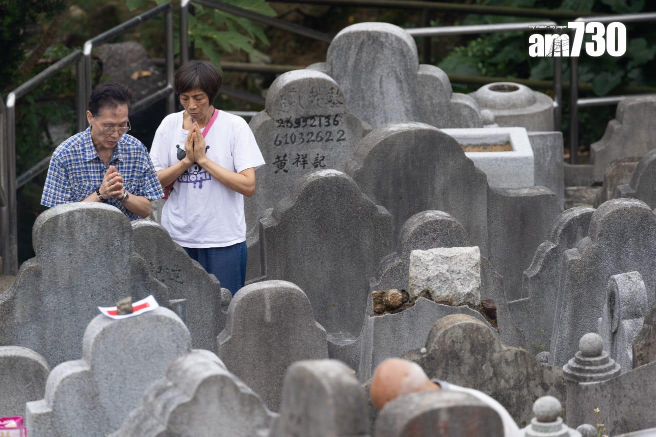 重陽節市民到鑽石山墳場掃墓(蘇文傑攝)