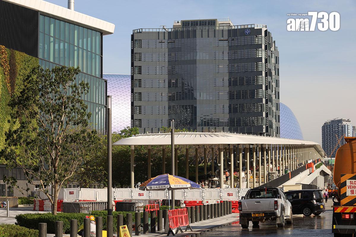 啟德體育園多項工程仍在進行,圖為連接主場館的「西橋」。(鍾式明攝)